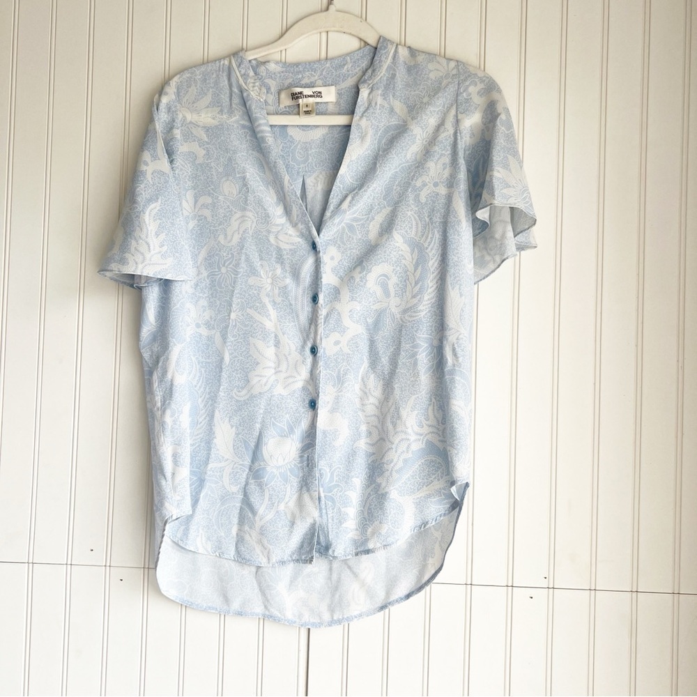 Diane Von Furstenberg Size 8 Blue Floral Short Sleeve V- Neck 100% Silk Blouse